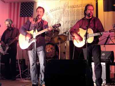 Billy Yates mit der holl�ndischen Gruppe Savannah am 29. Mai 2004 in Neus�dende. Bild: Hauke Str�bing