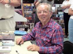 Charlie Louvin w�hrend der Autogrammstunde im Ernest Tubb Record Shop am 10. August 2003. Zuvor trat er in der "Midnite Jamboree" auf. Bild: Hauke Str�bing