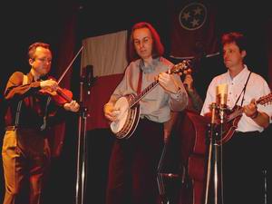 Die holl�ndische Gruppe 4 WHEEL DRIVE am 12. April 2003 in B�hl, Baden. Bild: Hauke Str�bing