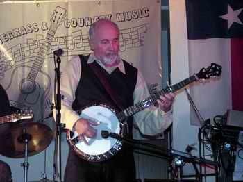 Greg Cahill: Mit den Chow Dogs am 29. Mai 2004 in Neus�dende. Bild: Hauke Str�bing