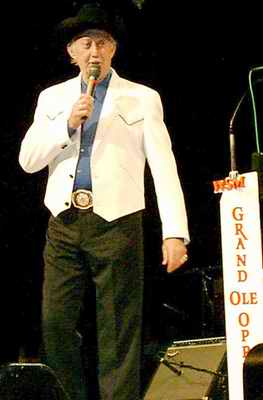 Jack Greene in der Grand Ole Opry am 26. Juli 2003. Bild: Hauke Str�bing