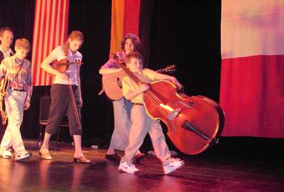 2. Bluegrass Festival am 3.4.2004 in B�hl: Kleiner Mann am gro�en Bass, der 7j�hrige John Musselwhite & Family. Bild: Hauke Str�bing