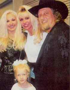 Familien-Idylle: Country S�nger John Anderson mit Frau und T�chtern