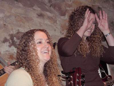 Julie und Amy Mickey am 12. Februar 2004 in B�hl im Sch�tte-Keller. Bild: Hauke Str�bing