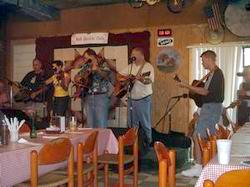 Country-Konzert im Bell Buckle Caf�, Bell Buckle, Tennessee, w�hrend der Live-�bertragung am 26. Juli 2003. Aufnahme: Florian Agreiter