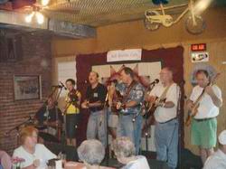 Country-Konzert im Bell Buckle Caf�, Bell Buckle, Tennessee, w�hrend der Live-�bertragung am 26. Juli 2003. Aufnahme: Florian Agreiter