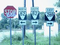 Wo lang nun? Schilderparade im "Ortskern" von Bell Buckle, Tennessee. Aufnahme: Hauke Str�bing