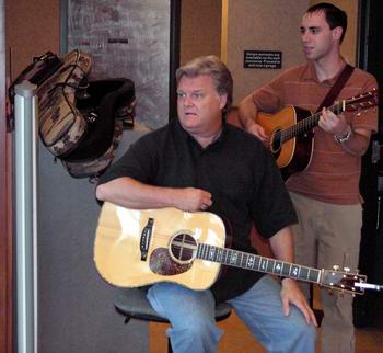 Ricky Skaggs bereitet sich auf die Pr�sentation der CD "Love Never Fails" seiner Ehefrau Sharon White, von Connie Smith und Barbara Fairchild vor. Die Pr�sentation fand am 12. August 2003 bei Tower Records in der Opry Mills in Nashville statt. Aufnahme Hauke Str�bing.