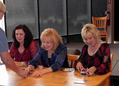 Sharon White, Barbara Fairchild und Connie Smith bei der Autogrammstunde anl��lich der Pr�sentation ihrer CD "Love Never Fails" am 12. August 2003 bei Tower Records in der Opry Mills in Nashville. Aufnahme: Hauke Str�bing