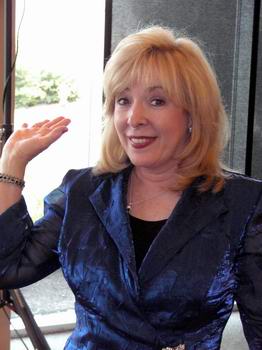 Barbara Fairchild anl��lich der Pr�sentation der CD "Love Never Fails" am 12. August 2003 bei Tower Records in der Opry Mills in Nashville. Sie erinnert sich nat�rlich an ihr "Mississippi" aus dem Jahr 1976 auf COLUMBIA RECORDS. Aufnahme: Hauke Str�bing