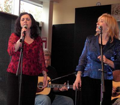 Sharon White, Ricky Skaggs (im Hintergrund) und Barbara Fairchild w�hrend der Pr�sentation ihrer CD "Love Never Fails" am 12. August 2003 bei Tower Records in der Opry Mills in Nashville. Aufnahme: Florian Agreiter