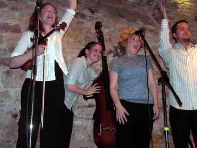 Sie waren zufrieden mit ihrem Einstand: Becky Buller, Jessica Lee, Valerie Smith und Matt Wingate am 13. Mai 2004 im Sch�tte-Keller in B�hl. Bild: Hauke Str�bing