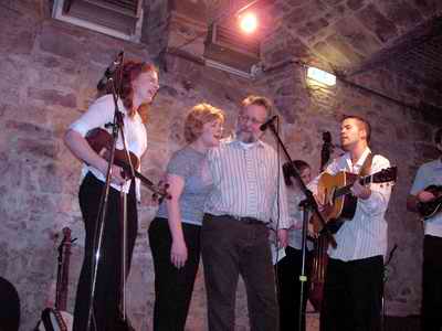 Becky Buller, Valerie Smith, R�diger Schmitt, Jessica Lee und Matt Wingate am 13. Mai 2004 im Sch�tte-Keller in B�hl. Bild: Hauke Str�bing