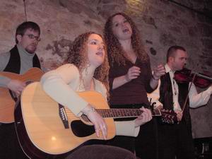 Danny Ray Martin, Julie und Amy Mickey und Georg B�hr am 12. Februar 2004 in B�hl im Sch�tte-Keller. Bild: Hauke Str�bing