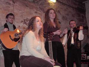 Danny Ray Martin, Julie und Amy Mickey und Georg B�hr am 12. Februar 2004 in B�hl im Sch�tte-Keller. Bild: Hauke Str�bing