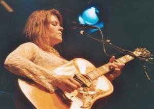 Rosanne Cash am 19. M�rz 2004 im Sch�tzenhaus Albisg�tli in Z�rich. Bild: Friedrich Hog