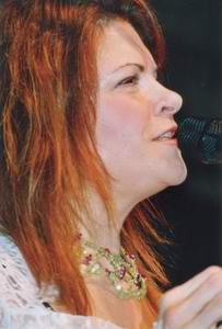 Ganz der Vater: Rosanne Cash am 19. M�rz 2004 im Sch�tzenhaus Albisg�tli in Z�rich. Bild: Friedrich Hog