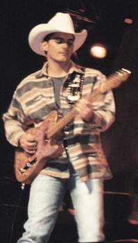 Brad Paisley auf der B�hne der Grand Ole Opry im Jahr 2002