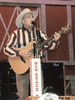 Garth Brooks auf der B�hne der Grand Ole Opry im Jahr 1996