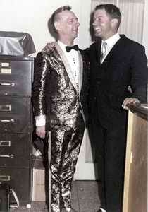 Hank Snow mit dem Autor dieses Berichts, Walter Fuchs, am 3. Juli 1966 im Top Hat NCO-Club in Mannheim-K�fertal. Bild: Archiv Walter Fuchs