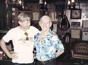 Walter Fuchs und Hank Snow im Mai 1982 in Hank Snow�s Arbeitszimmer in der "Rainbow Ranch", 312 East Marthona, in Madison, Tennessee. Bild: Archiv Walter Fuchs
