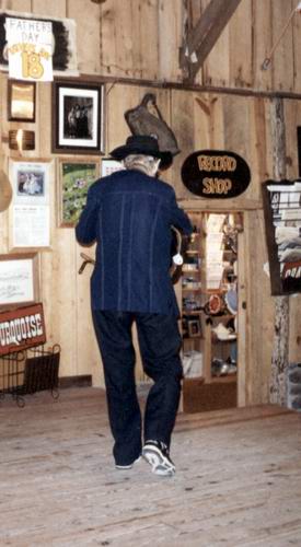 Jimmy Driftwood verl��t die B�hne nach seinem Vortrag der "Battle Of New Orleans", Bild: Hauke Str�bing