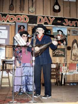 Jimmy Driftwood (mit Ehefrau Cleda) singt "The Battle Of New Orleans" im Mai 1995. Bild: Hauke Str�bing