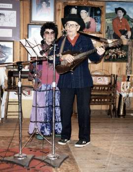 Jimmy Driftwood (mit Ehefrau Cleda) singt "The Battle Of New Orleans" im Mai 1995. Bild: Hauke Strbing