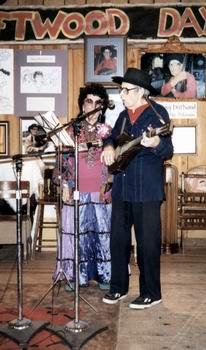 Jimmy Driftwood (mit Ehefrau Cleda) singt "The Battle Of New Orleans" im Mai 1995. Bild: Hauke Strbing