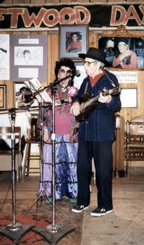 Jimmy Driftwood (mit Ehefrau Cleda) singt "The Battle Of New Orleans" im Mai 1995. Bild: Hauke Str�bing
