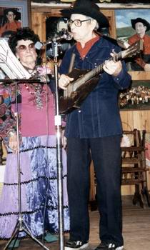Jimmy Driftwood (mit Ehefrau Cleda) singt "The Battle Of New Orleans" im Mai 1995. Bild: Hauke Str�bing