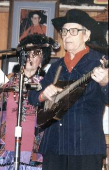 Jimmy Driftwood (mit Ehefrau Cleda) singt "The Battle Of New Orleans" im Mai 1995. Bild: Hauke Str�bing